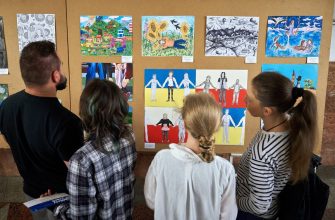 В метро была организована выставка, на которой представлены рисунки, созданные детьми из Польши и Харькова