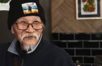 В Харькове японского волонтера Фуминори Цучико поздравили пенсионеры